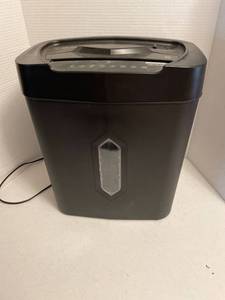 lot 1532 image: Pen  Gear Shredder