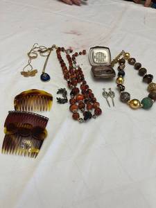 lot 1909 image: Ladies jewelry