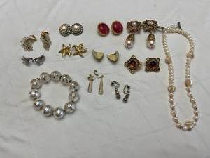 lot 1910 image: Ladies jewelry