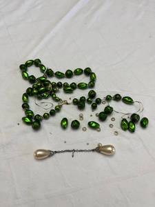 lot 1912 image: Broken jewelry