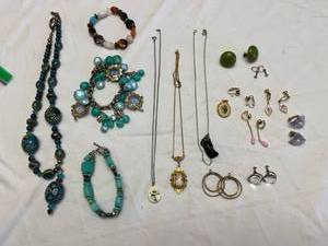 lot 1914 image: Ladies jewelry