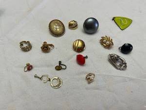 lot 1915 image: Unmatched earrings