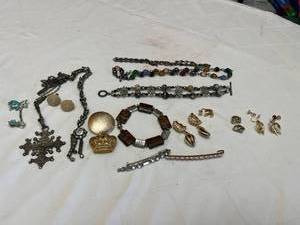 lot 1916 image: Ladies jewelry
