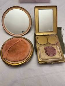 lot 1917 image: Vintage compacts