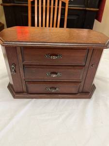 lot 1918 image: Jewelry box