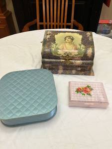 lot 1919 image: Vintage jewelry boxes