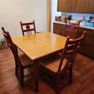 lot 1236 image: Kitchen table and chairs, 30 x 44 x 44