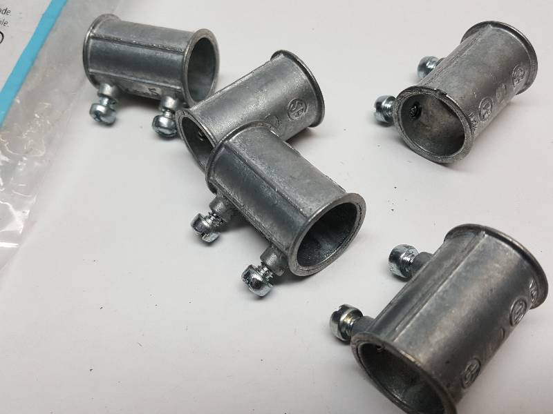 lot 7676 image: New bag of 5 Hubbell Raco #92899 12 Electric conduit couplers