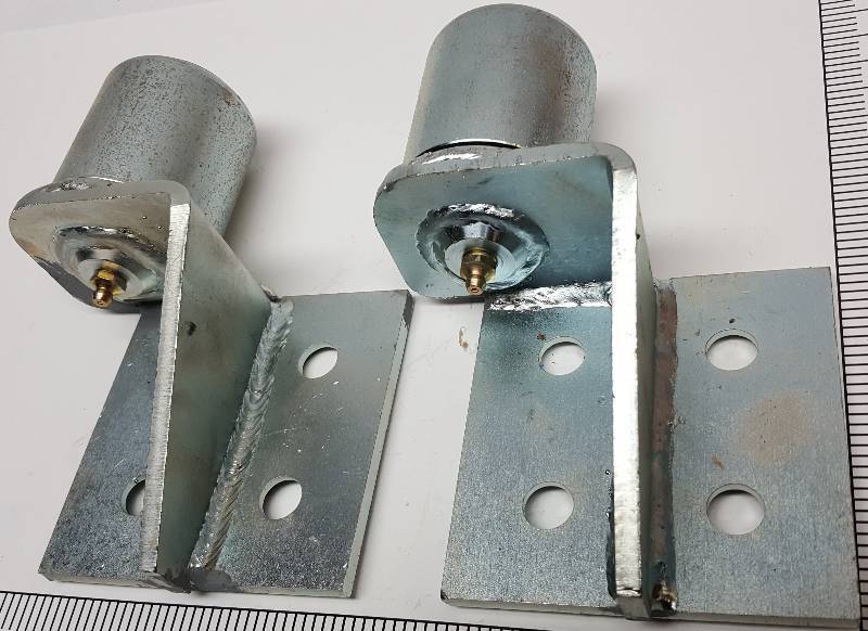 lot 7712 image: Pair of new and serious HD roller bearings with lubricated internal shaft.  2-12 wide rollers
