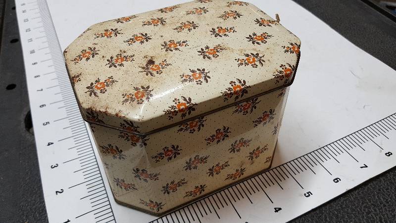 lot 6880 image: Rectangle hex decorative and collectable tin
