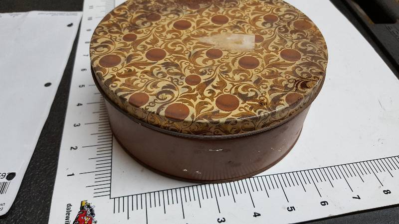 lot 6927 image: 7 round pattern top collectable tin