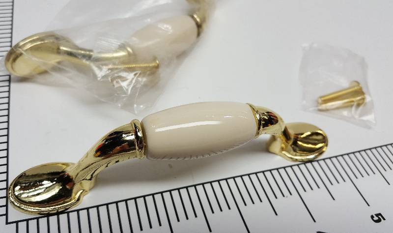 lot 7228 image: New in the package pair simulated Pearl and brass drawer pulls and mounting hardware included.  Screw holes are on 3 centers.