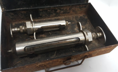 lot 6622 image: Pair Veternary B-D Champion syringes in a rusty metal case no needles included