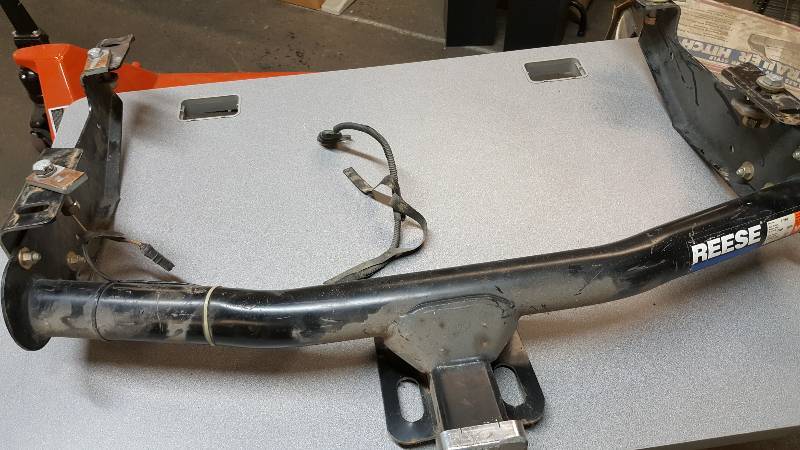 lot 6580 image: Reese part # 37069 Class IIIIV Multi-Fit Receiver - Round Tube - Fits 1988-2007 Chevrolet, GMC, Ford, Toyota Tundra, etc.