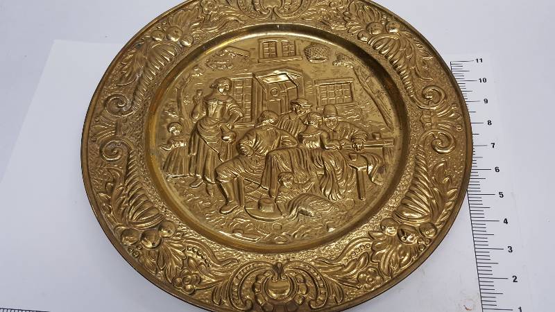 lot 6589 image: Another Brass decorative serving tray or wall hanger