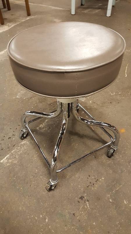 lot 6544 image: Serious adjustable height work stool for shop or bench top work area 15 diameter seat in nice condition.
