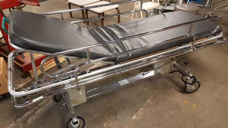 lot 6549 image: Hydraulic assist and complete stainless or chrome chassis again big casters on this very nice Gurney.