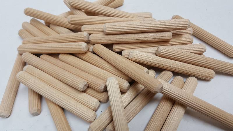 lot 7499 image: Package of 50 individual 3 x 38 Wood multi groove dowel furniture glue pins