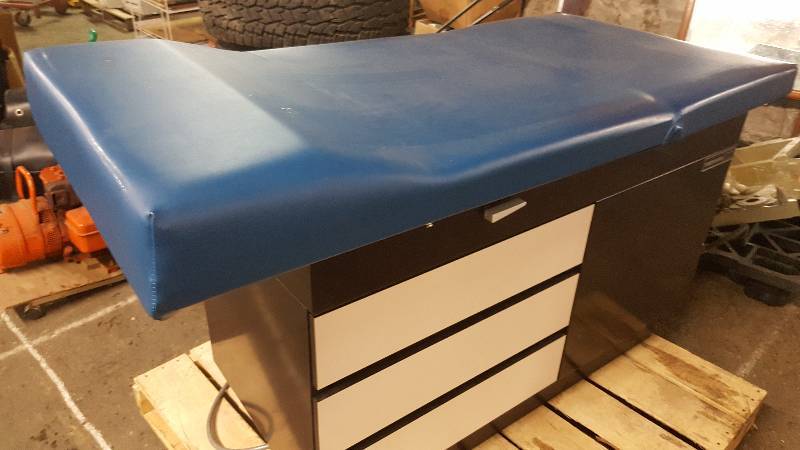 lot 6467 image: Adjustable back height doctors office examination bench with Blue vinyl cover and 2 different sets of drawers