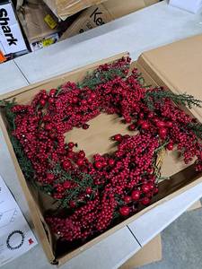 lot 5632 image: 22 Inch Light-up Christmas Wreath With Red Cranberries, Battery Operated Led