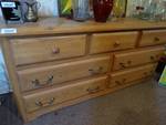 Nice wood dresser w/ 7 drawers