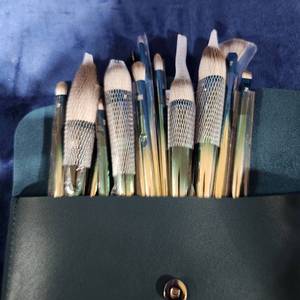lot 54365 image: Lot Of Makeup Brushes