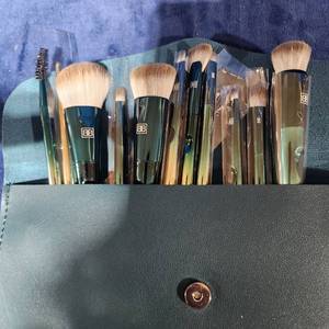 lot 54366 image: Lot Of Makeup Brushes