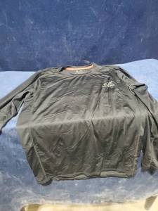 lot 54391 image: Realtree Medium Long Sleeve Shirt
