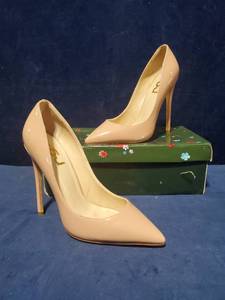 lot 54407 image: High Heel Shoes