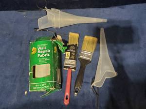 lot 54422 image: Lot Of Paint Brushes And More