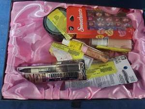 lot 54448 image: Lot Of Makeup