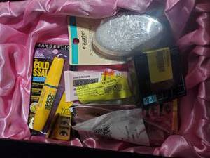 lot 54449 image: Lot Of Makeup