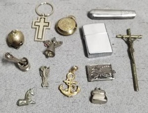 lot 51320 image: Lots Of Cool Trinkets