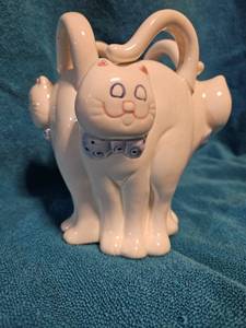 lot 54 image: White cats vase
