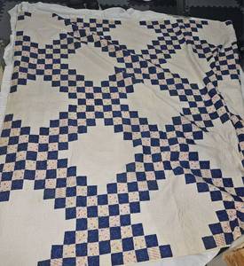 lot 65 image: Vintage Quilt 84 in x 84 in