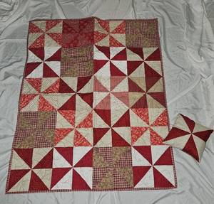 lot 74 image: Pinwheel Baby Quilt 31 in x 39 in