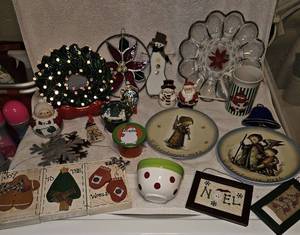 lot 77 image: Christmas Decor