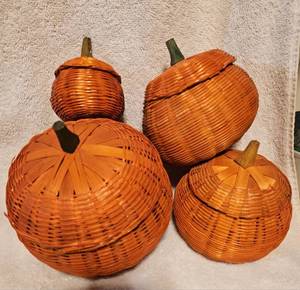 lot 80 image: Assortment of Fall Decor