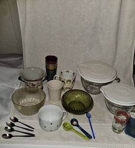 lot 93 image: Misc kitchenware