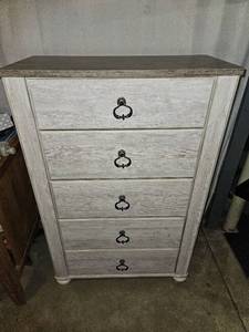 lot 95 image: 5 Drawer dresser