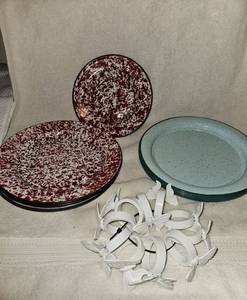 lot 97 image: Enamel ware and napkin rings