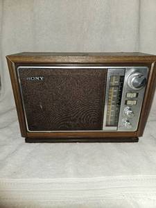 lot 101 image: Vintage Sony working radio