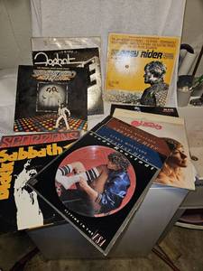 lot 124 image: 12 vinyl records