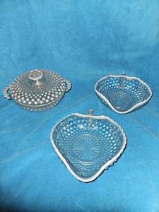 lot 148 image: Moonstone glassware