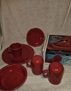 lot 155 image: Scarlet fiesta set and s&p