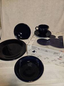 lot 157 image: Cobalt blue fiestaware 5 piece