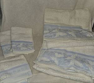 lot 164 image: Butterfly towel sets unused