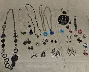 lot 174 image: Jewelry lot