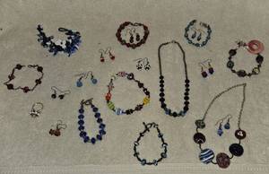 lot 181 image: Glass beads jewelry