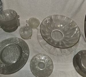 lot 183 image: Vintage Hazel-Atlas Starlight dishes